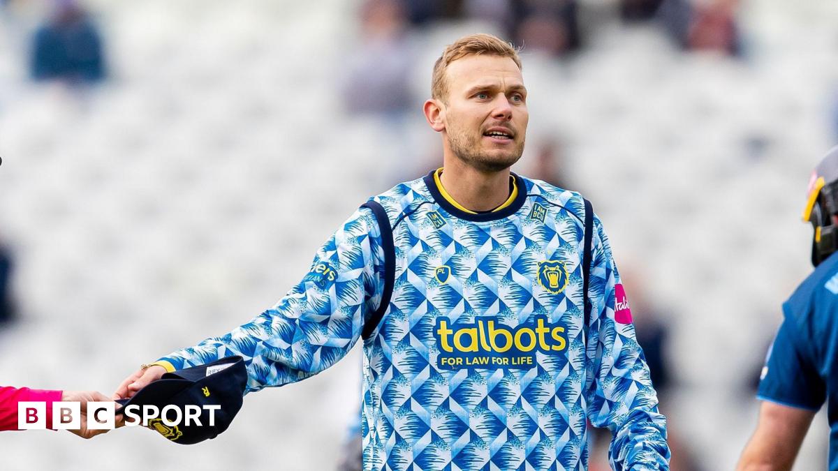 Danny Briggs: Sussex re-sign bowler from Warwickshire for next season